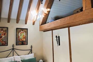 Log Cabin for 8 People in Surrey, South East England, Photo 3