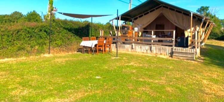 Tente pour 5 personnes, avec Terrasse et Jardin ainsi que Piscine et Vue