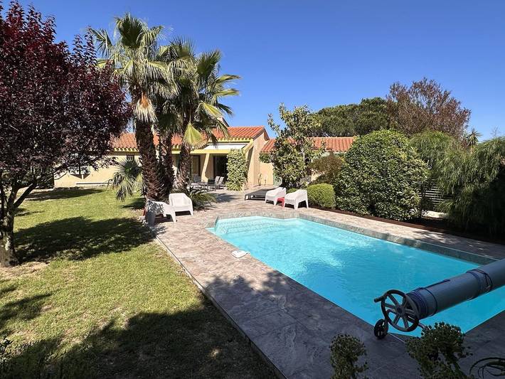 Gîte pour 8 personnes, avec terrasse ainsi que piscine et jardin