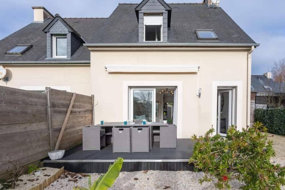 Les Bouvreuils by Interhome in La Richardais, Saint-Malo region