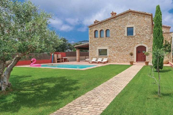 Casa rural para 5 personas, con jardín además de terraza y jacuzzi en Vall-llobrega