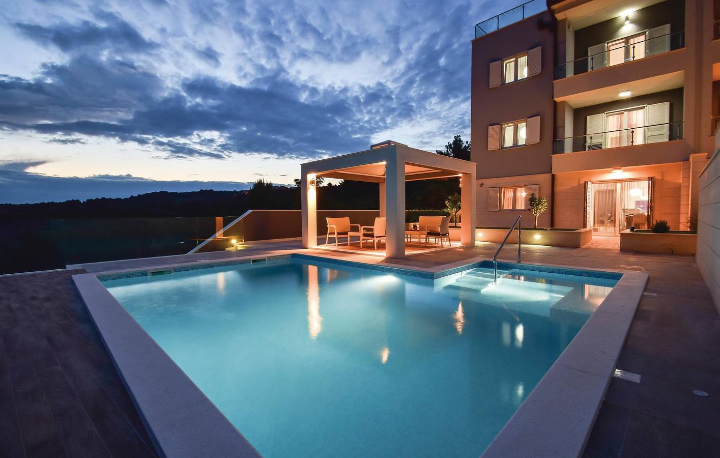 Ganze Ferienwohnung, Charmante Unterkunft, 1,5 km vom Strand entfernt: Gemütliche 62 m² große Ferienwohnung mit Pool und WLAN in Rogoznica, Šibenik-Knin