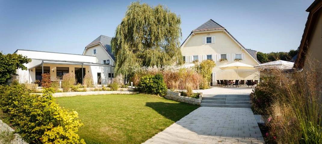 Hotel, mit Terrasse und Garten in Lohmen (Sachsen)