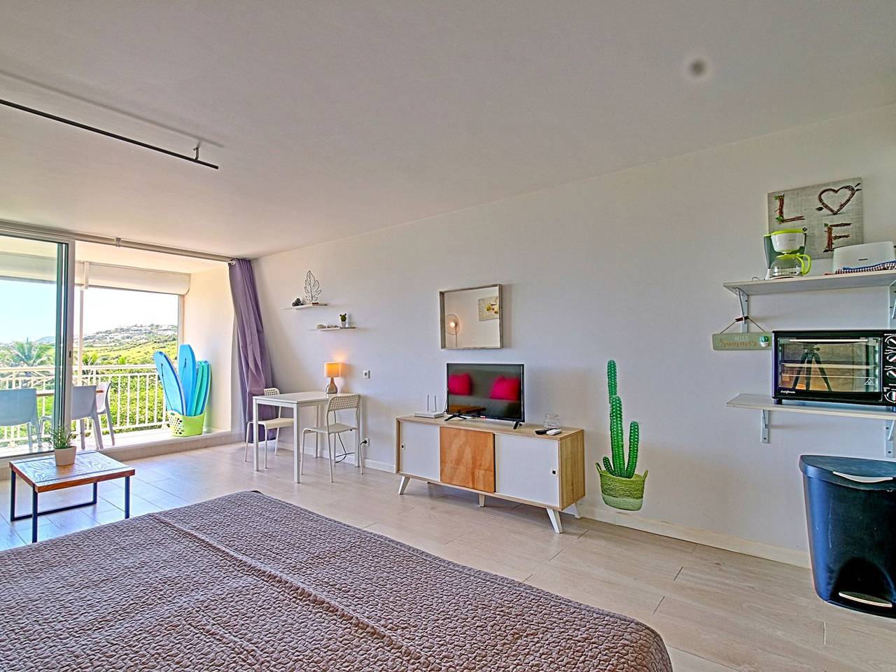 Studio entier, Studio Spacieux à Saint-Martin avec Terrasse et Cuisine Équipée in Saint Martin