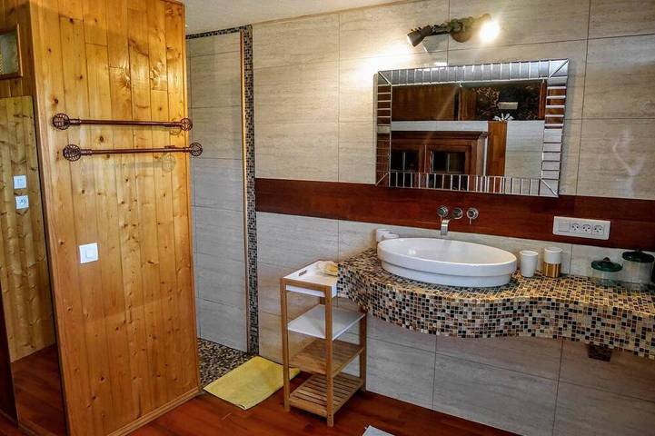 Gîte pour 12 personnes, avec sauna ainsi que terrasse et jacuzzi à Léguillac-de-l'Auche - 4