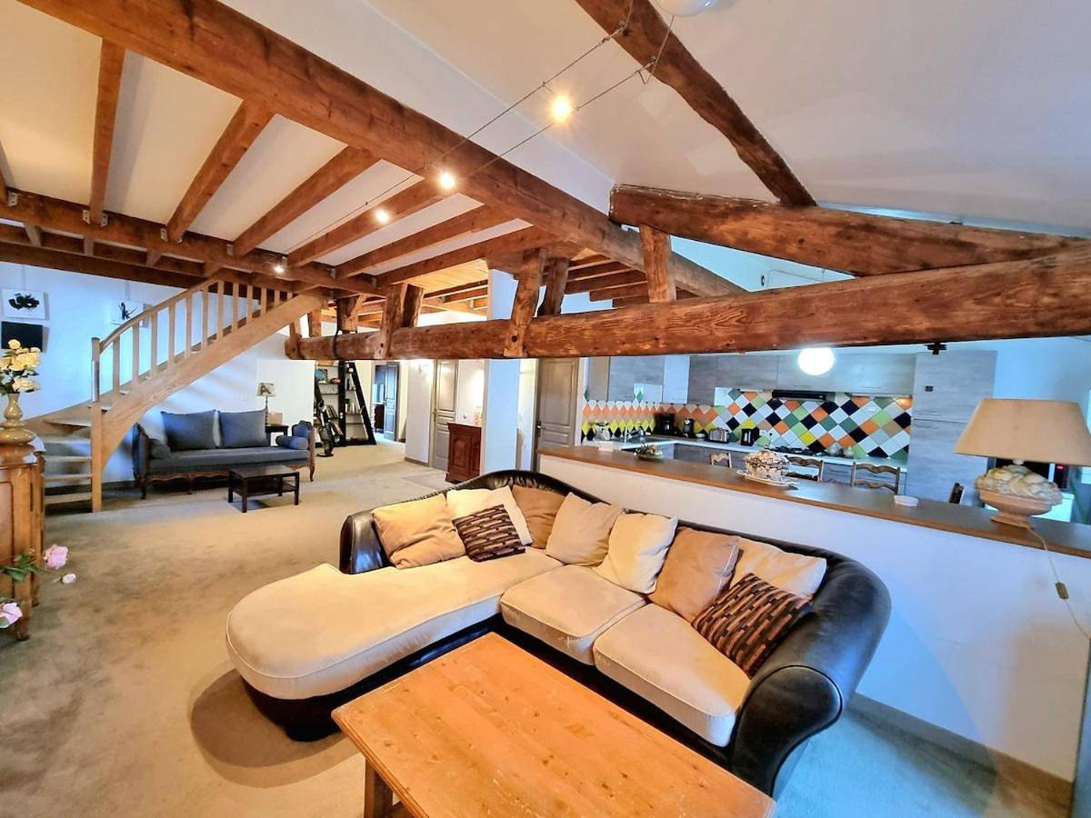 Appartement entier, Two-Bedroom Apartment in Villefranche-sur-Saône, Beaujolais