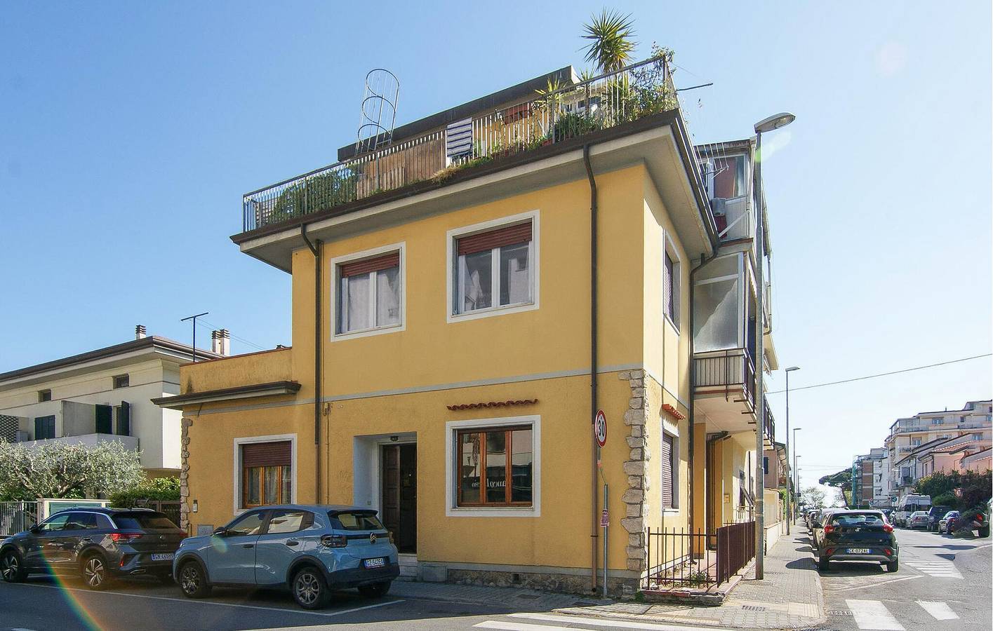 Appartamento intero, Accogliente appartamento con 2 camere da letto: a 1,5 km dalla spiaggia dell'Oasi, con parcheggio e cucina inclusi in Marina di Carrara, Carrara