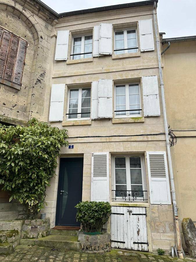 One-Bedroom House in Noyon, Oise