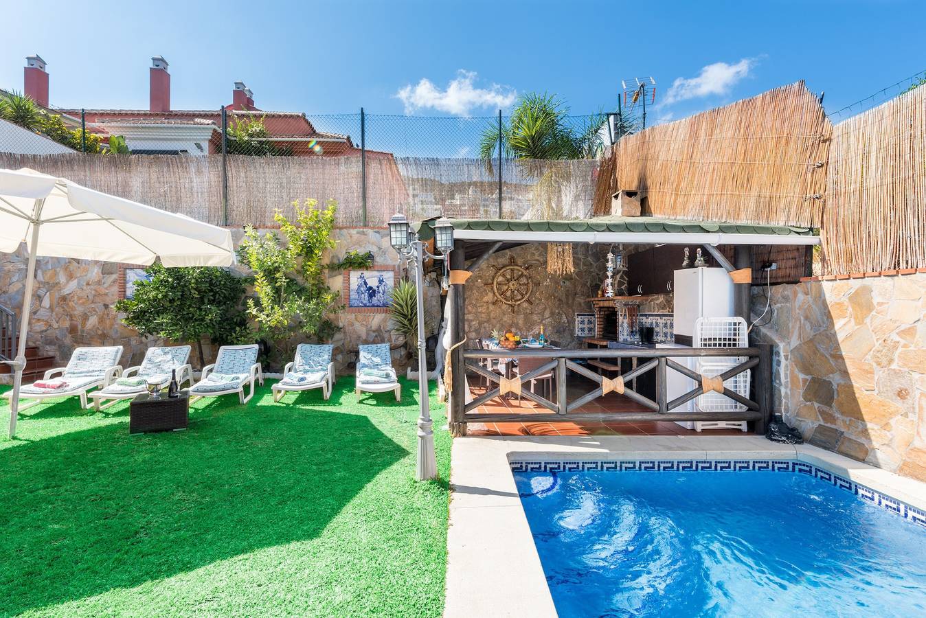 Tranquila casa a poca distancia de las principales atracciones con piscina, terraza, jardín in Benalmadena Pueblo, Benalmádena