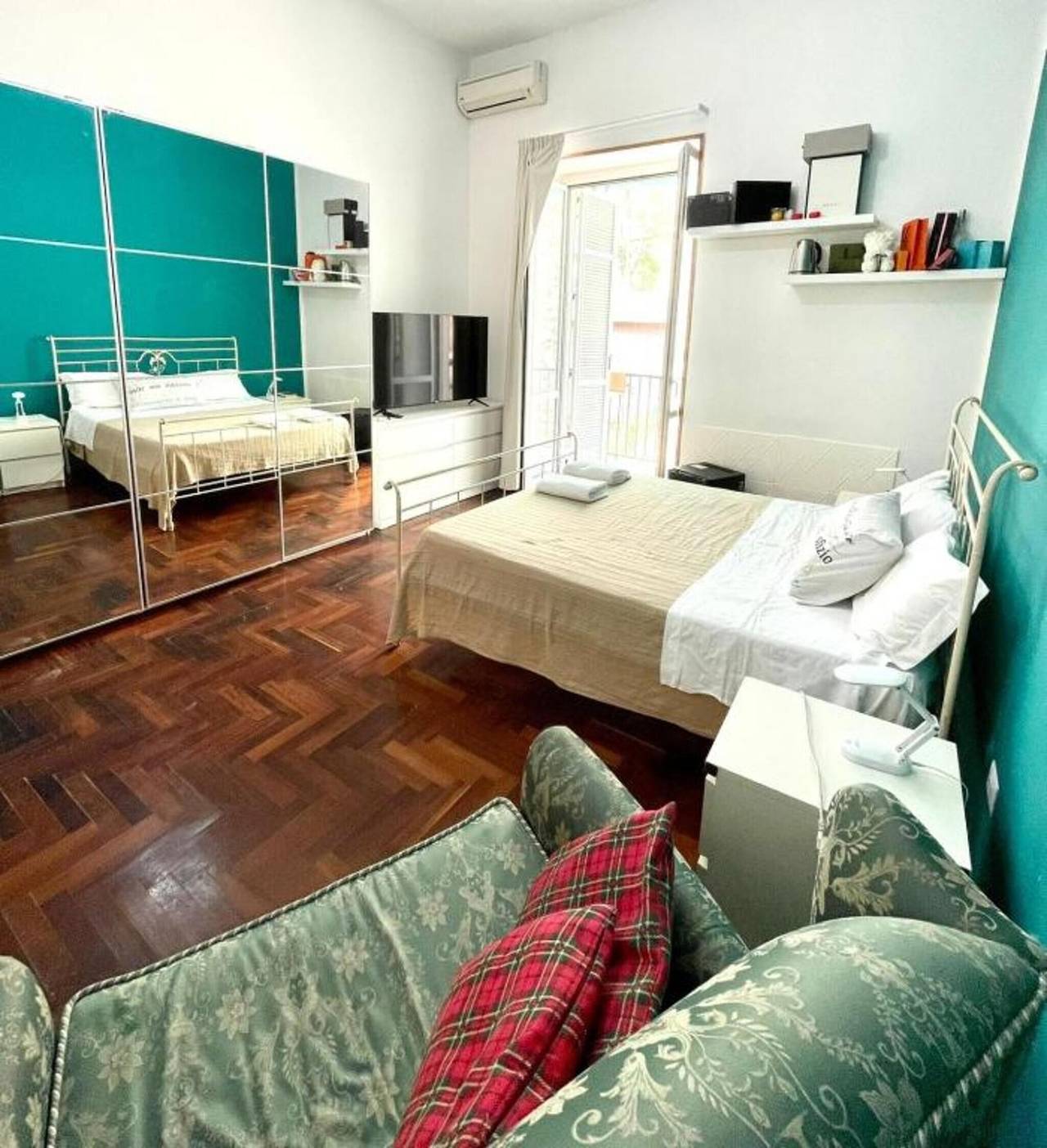Bed and Breakfast 'Decimo 28' con Balcone, Wi-Fi e Aria Condizionata in Napoli, Napoli e dintorni