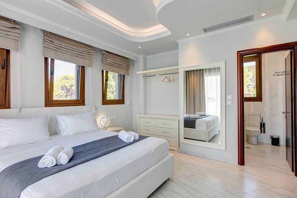 Beachfront villa in Vourvourou, Halkidiki with private pool, ideal for families. in Vourvourou, Sithonia Halbinsel