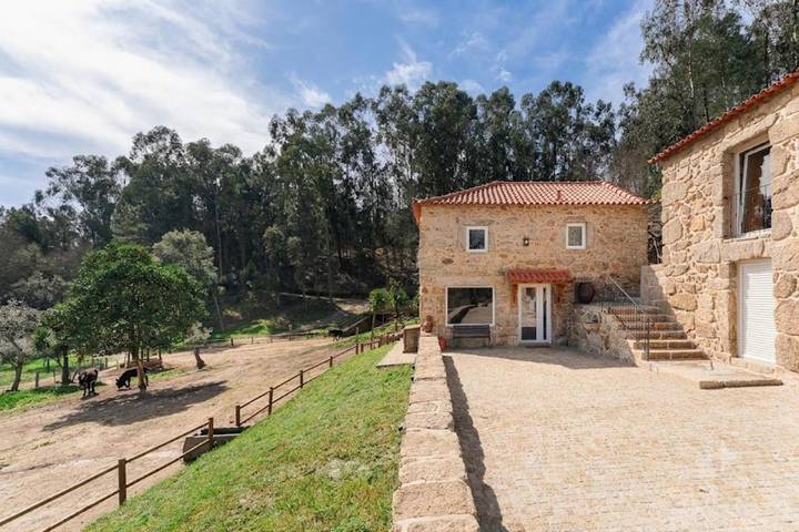 Gîte pour 4 personnes, avec Terrasse et Jardin ainsi que Piscine et Vue