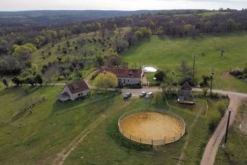 Gîte pour 5 personnes, avec jardin et piscine ainsi que jacuzzi et terrasse, animaux acceptés à Carlucet