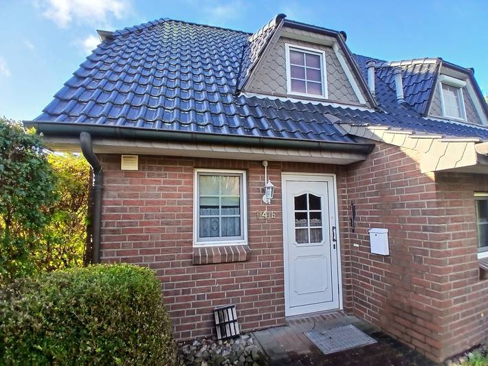 Holiday Home 'Ferienhaushälfte Henne' with Private Terrace, Shared Garden and Wi-Fi in Otterndorf, Cuxland