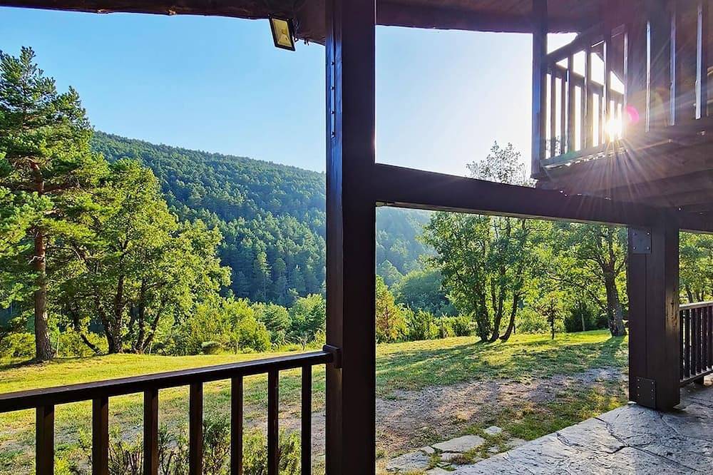 Una fantástica casa de vacaciones, Piscina privada y barbacoa. Wi-Fi in Coll de Nargó, Pirineos