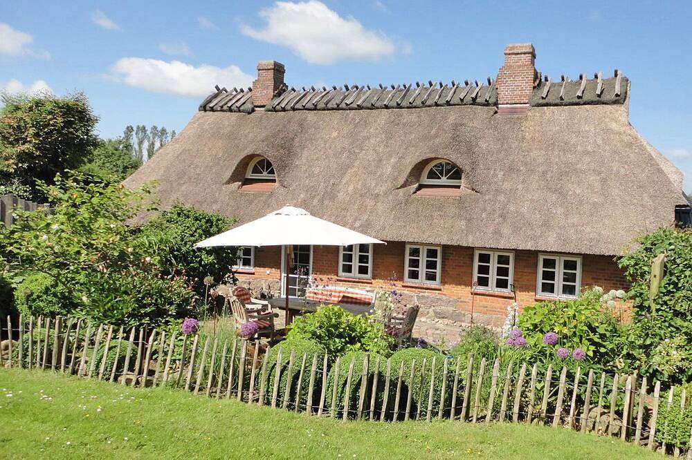 Gemütliches Reetdachhaus \"Steernkiekers Hus\" mit liebevoll angelegtem Garten in idyllischer Landschaft des Ortes Steinbergkirche, nur 4 km von der Ostsee entfernt in Quern, Steinbergkirche