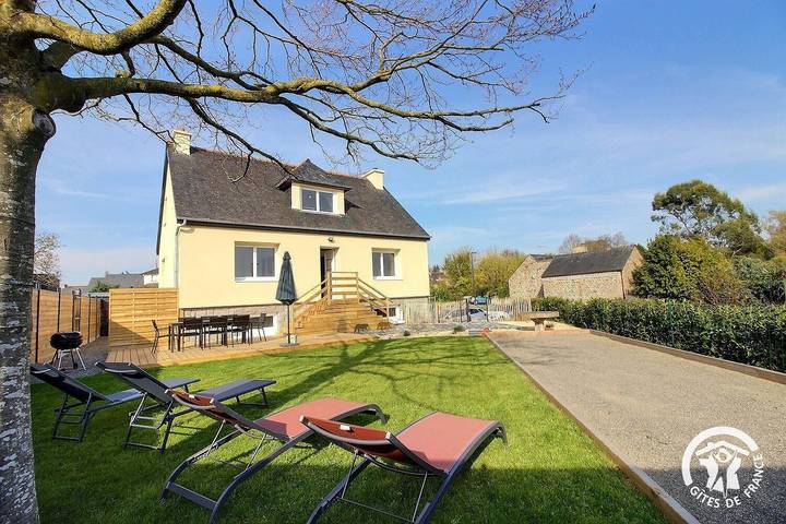 Gîte pour 7 personnes, avec Terrasse et Jardin à Pommeret