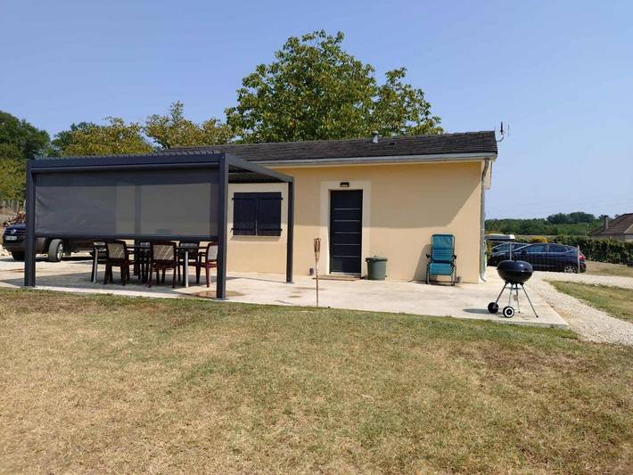 Location de vacances pour 5 personnes, avec jardin et terrasse, animaux acceptés à Saint-Aubin-de-Nabirat