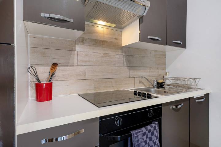 Entire apartment, Apartment 'Les Orangers' with Private Garden, Wi-Fi and Air Conditioning in Cannes La Bocca, Cannes