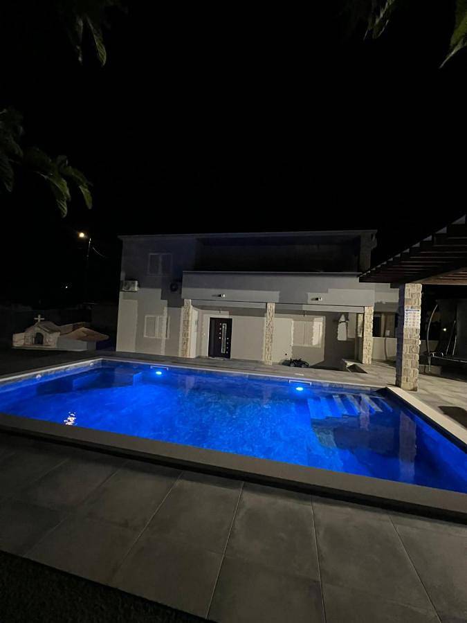 Villa pour 10 personnes, avec piscine ainsi que jardin et vue, animaux acceptés à Sevid