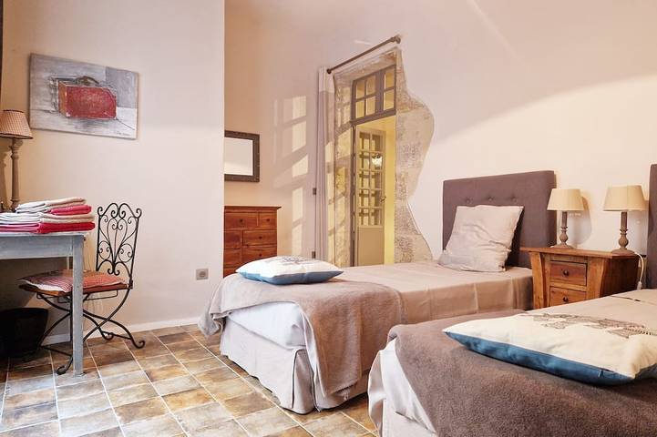 Stilvolles Steinhaus: private Dachterrasse, Designerküche, sicherer Parkplatz in Pézenas, Mittelmeerküste (Frankreich)