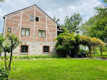 Gîte pour 8 personnes, avec balcon dans Éprave