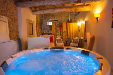 Gîte pour 14 personnes, avec piscine ainsi que jardin et jacuzzi à Sainte-Valière
