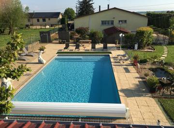 Gîte pour 2 personnes, avec piscine et terrasse ainsi que jardin et jacuzzi dans Fretterans