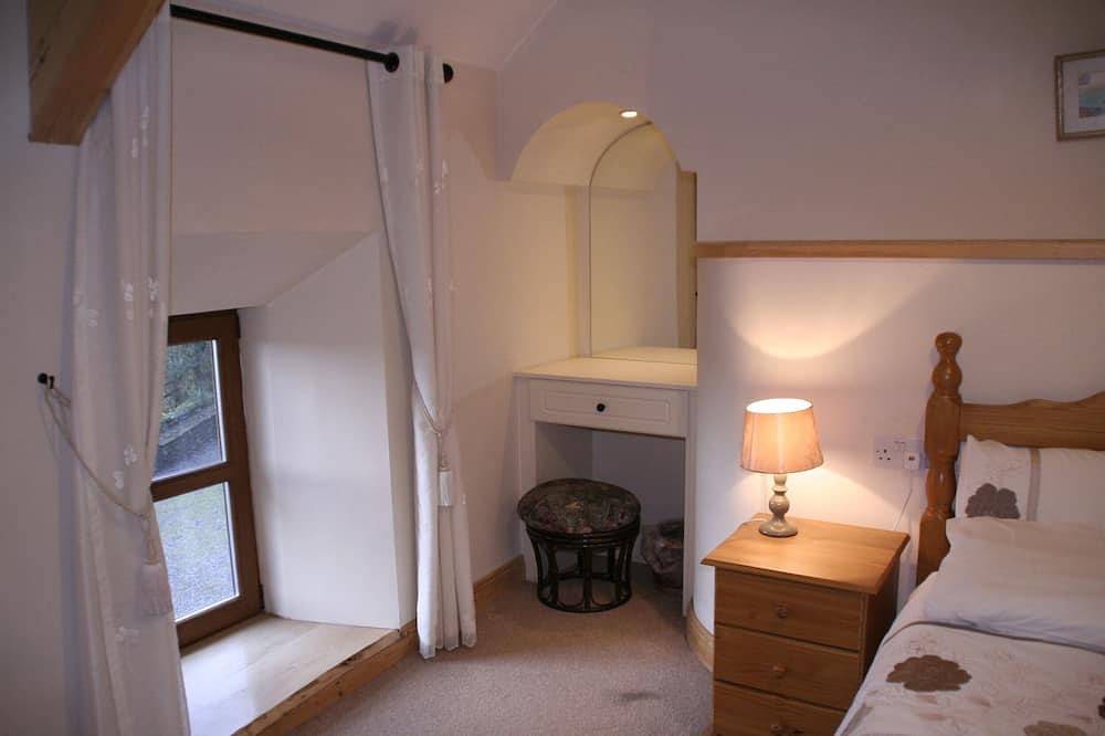 Cosy south facing sunny cottage Ballylickey, Bantry - on the Wild Atlantic Way in Glenagarriff, County Cork