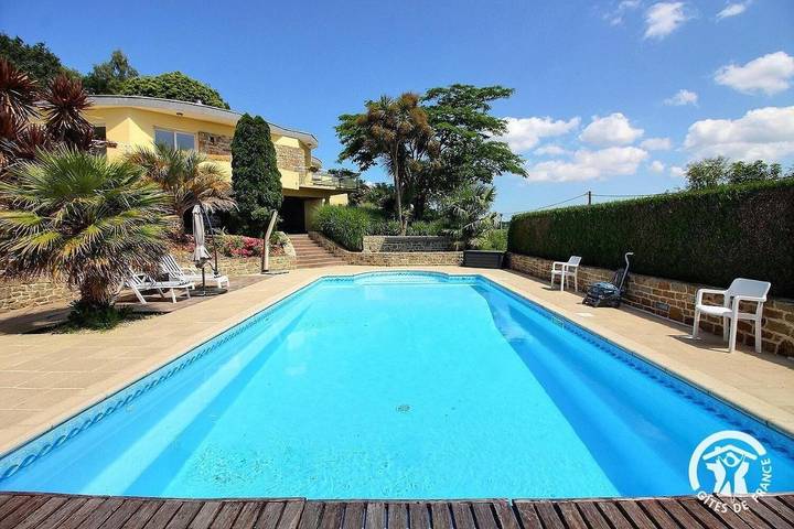 Chambre d’hôte pour 6 personnes, avec Terrasse ainsi que Jardin et Piscine en Bretagne