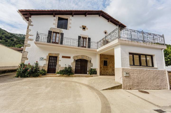 Vacation rental for 22 people, with balcony and yard, with pets in Navarra