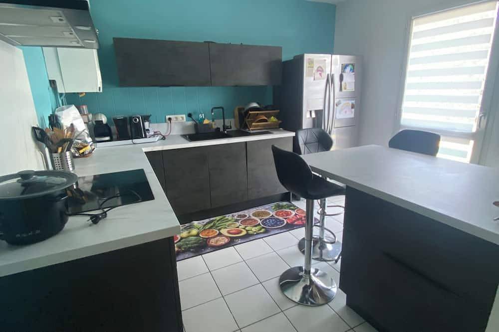 Room with balcony near Vichy in Saint-Rémy-en-Rollat, Vichy region