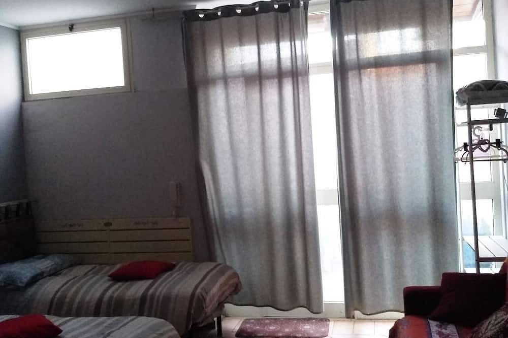 Bonito apartamento de un dormitorio con cocina americana y baño, cinco camas. in Fiumicino, Provincia de Roma