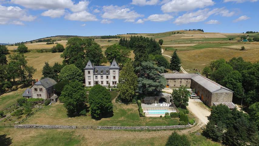Gîte pour 2 personnes, avec Jardin et Piscine dans le Cantal