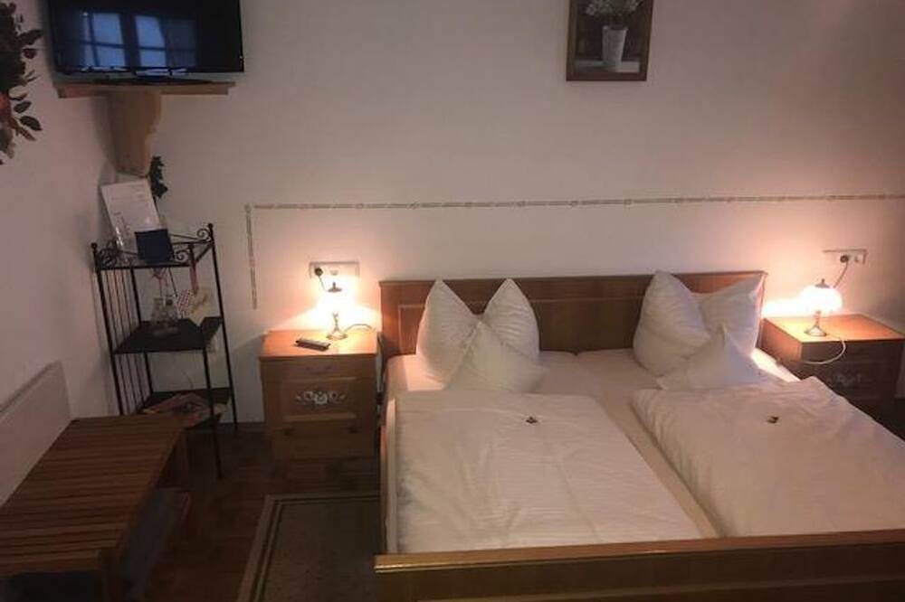 Doppelzimmer (Nr. 3, ab 7 Nächte) - Pension Zum Kirchenbauer in Oberammergau, Bayerische Alpen