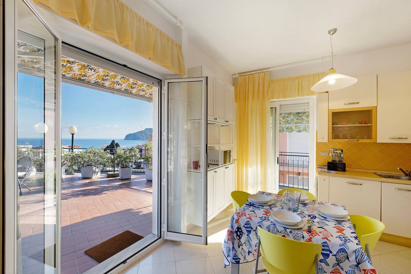 Apartamento entero, Apartamento ático "Cielo E Mare" con vistas al mar, terraza privada y aire acondicionado. in Spotorno, Riviera di Ponente