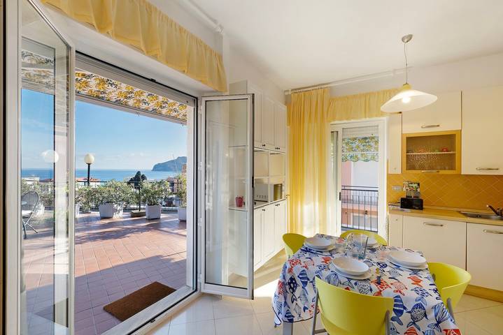 Appartamento intero, Appartamento attico "Cielo E Mare" con vista mare, terrazza privata e aria condizionata. in Spotorno, Riviera di Ponente