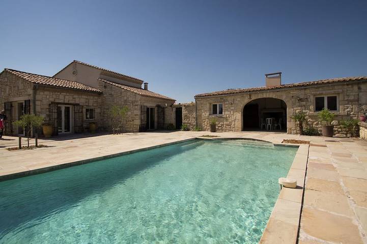 Villa pour 5 personnes, avec Jacuzzi et Terrasse ainsi que Jardin et Piscine