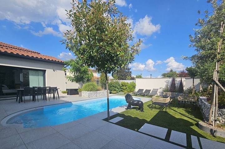 Maison de vacances pour 4 personnes, avec Terrasse ainsi que Jardin et Piscine à Genas