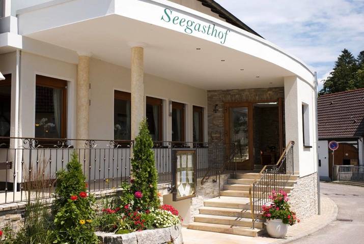 Hotel, mit Terrasse in Ellwangen