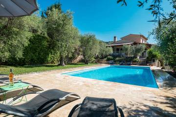 Location de vacances pour 8 personnes, avec jardin, adapté aux familles à Peymeinade