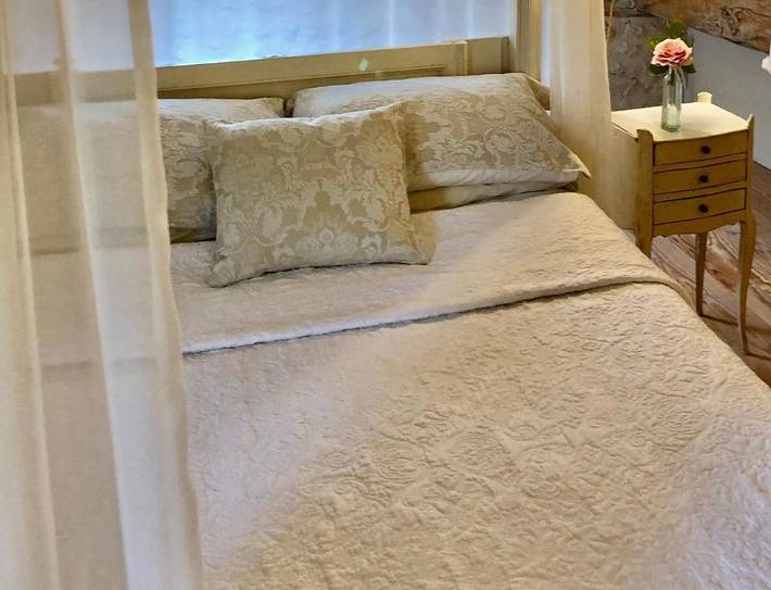 Location de vacances pour 2 personnes, avec piscine ainsi que vue et jardin à Bouteilles-Saint-Sébastien - 2