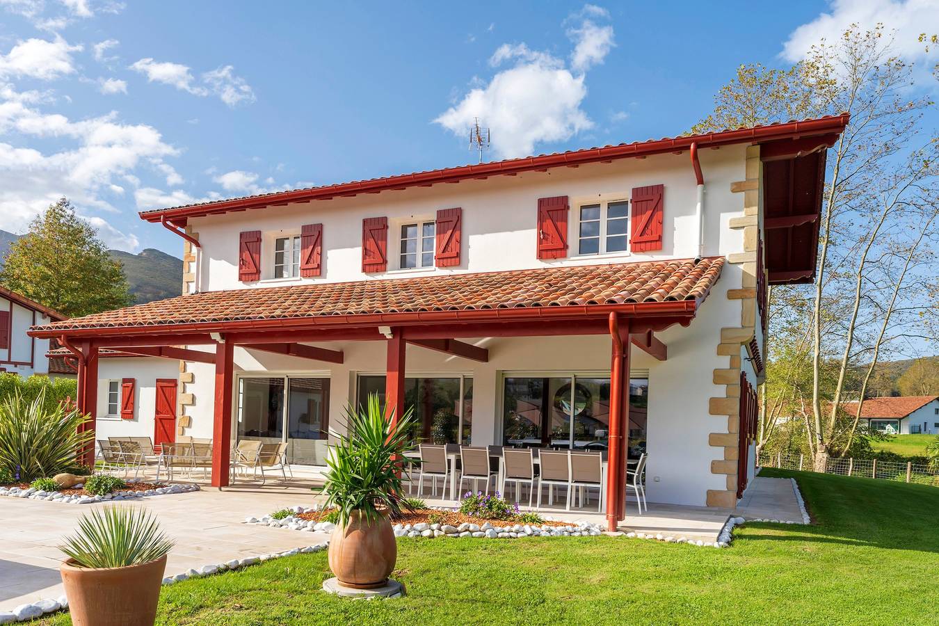 Villa 'Zeruko Izarra, Grand Standing' with Mountain View, Wi-Fi and Air Conditioning in Sare, Bayonne region