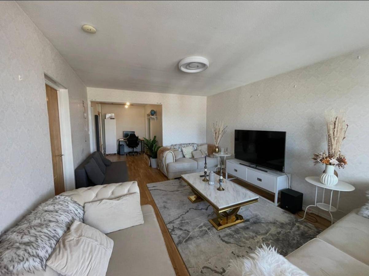 Appartement entier, Walk to Everything Bright High-Floor Apt & Balcony in Huddinge, Mer Baltique suédoise