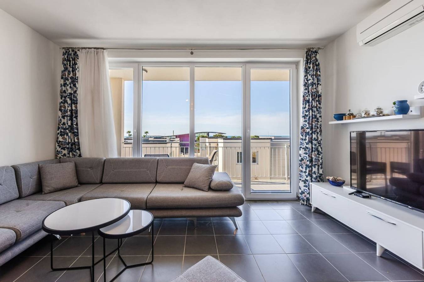 Ganze Wohnung, Ferienwohnung für 6 Personen mit Balkon in Shënkoll, Lezhë