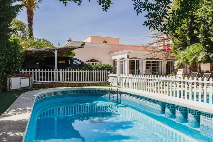 Chalet para 10 personas, con vistas además de jardín y piscina, Se admiten mascotas - 1