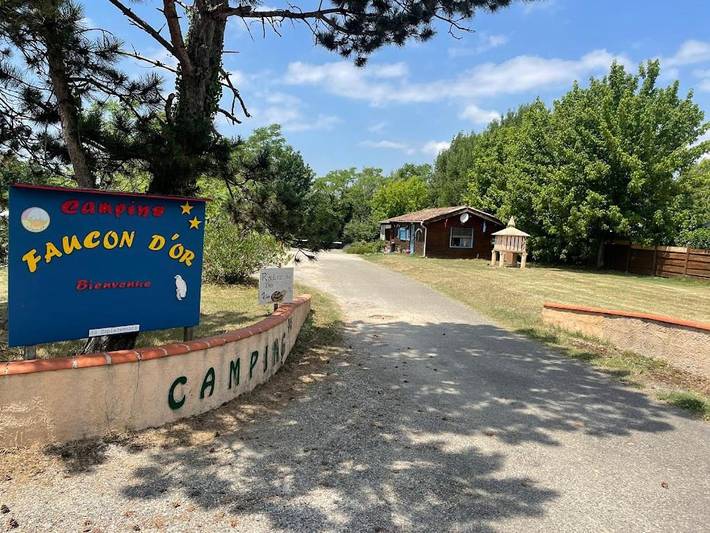 Camping pour 6 personnes, avec piscine ainsi que jardin et vue