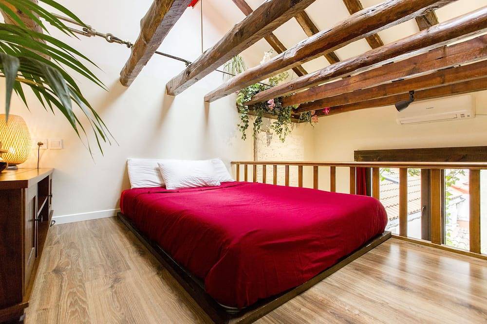 Entire apartment, Sunny n quiet penthouse in the center in Centro (Madrid), Madrid