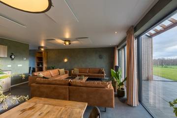 Strandhaus für 8 Personen, mit Balkon/Terrasse und Terrasse in Vrouwenpolder