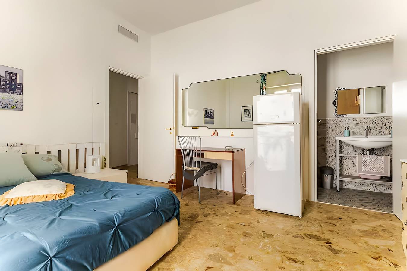 Chambre 'Art Vintage-Lit Double Français' avec Balcon, Wi-Fi et Climatisation in Noicàttaro, Province de Bari